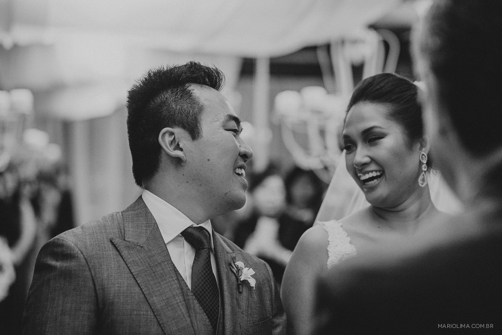 Olhar dos noivos em cerimônia de casamento no Espaço Gardens