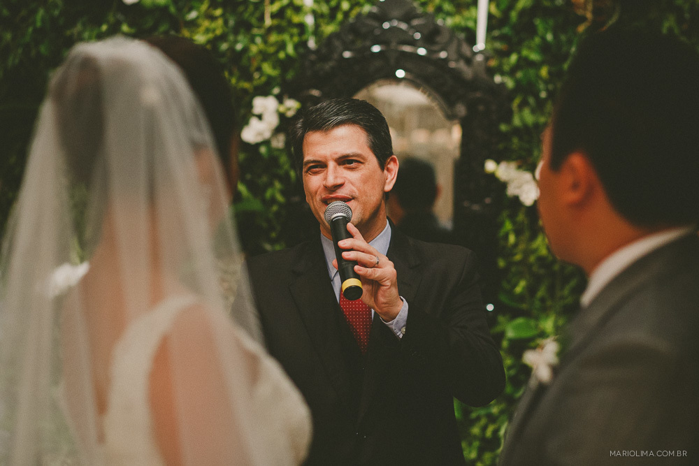 Fredh Hoss falando em cerimônia de casamento no Espaço Gardens