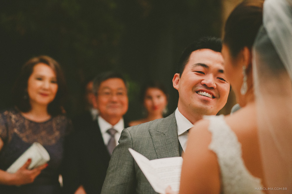 Noivo emocionado ao ouvir a noiva cerimônia de casamento no Espaço Gardens