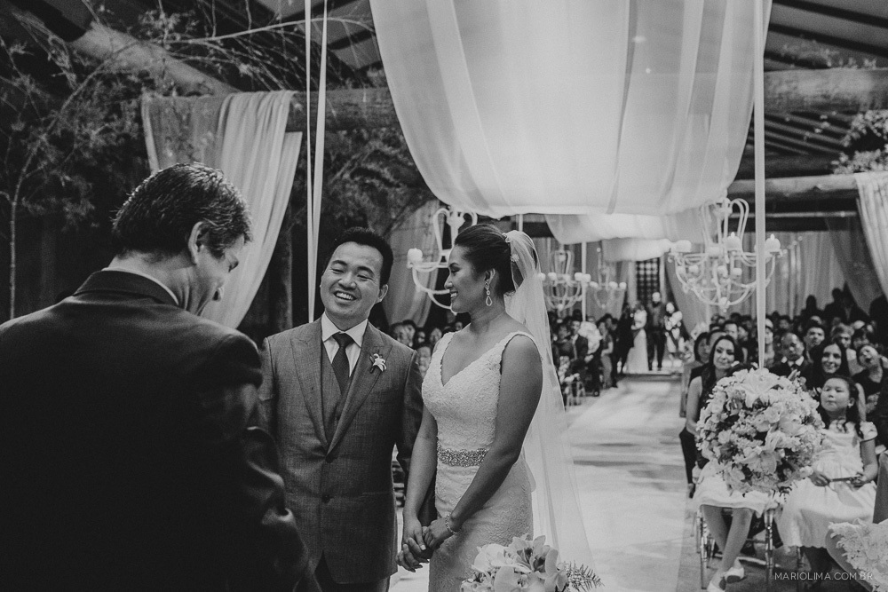 Noiva olhando para o noivo na cerimônia de casamento no Espaço Gardens