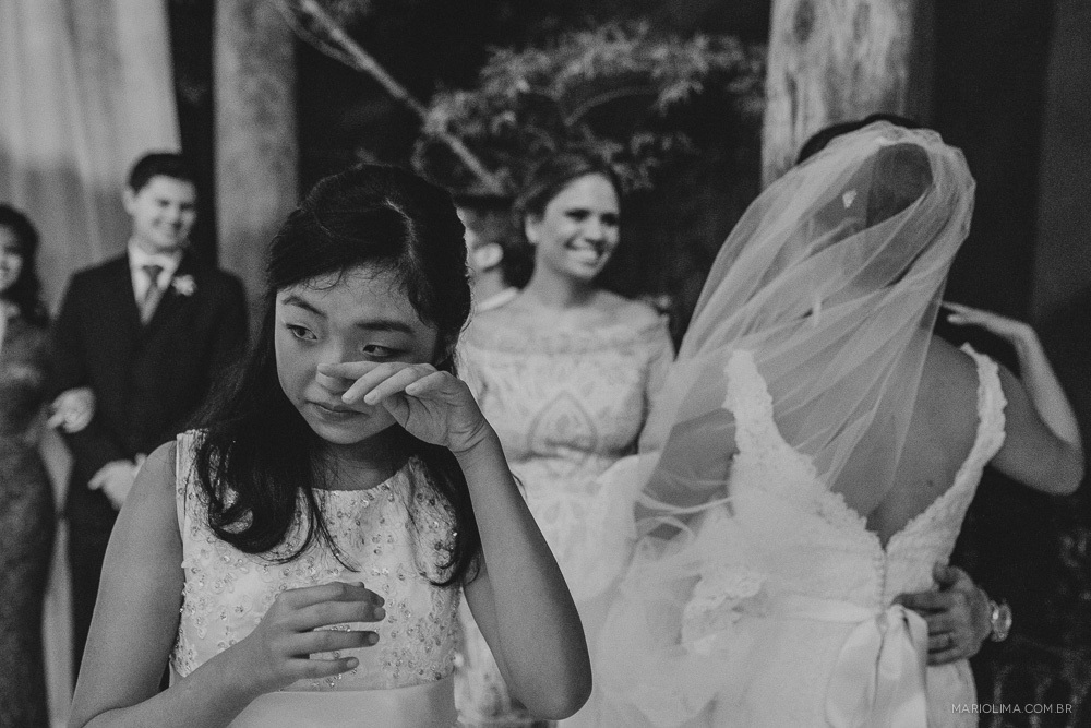 Daminha emocionada em cerimônia de casamento no Espaço Gardens