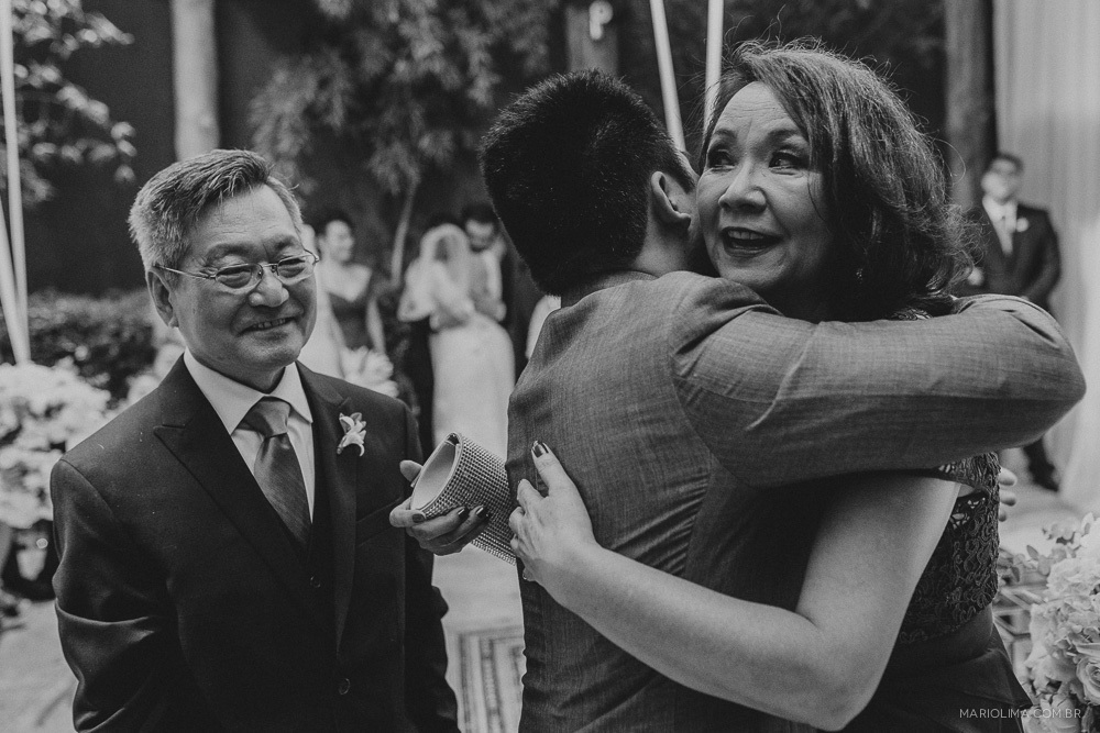 Cumprimento do noivo em cerimônia de casamento no Espaço Gardens