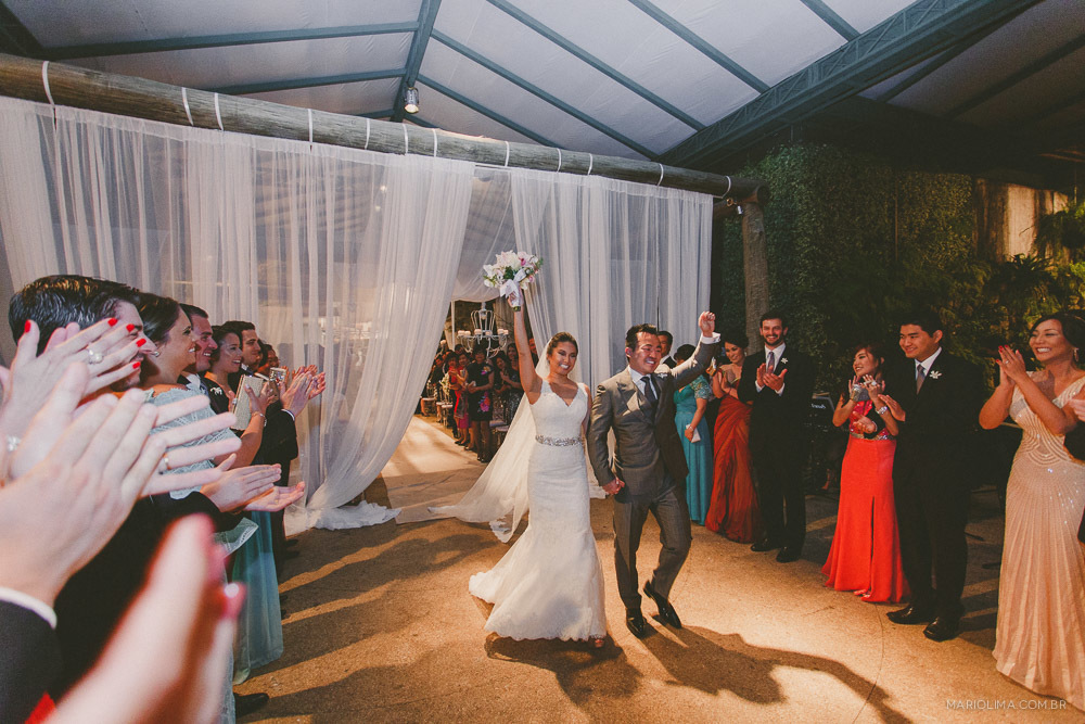 Saída dos noivos de cerimônia de casamento no Espaço Gardens