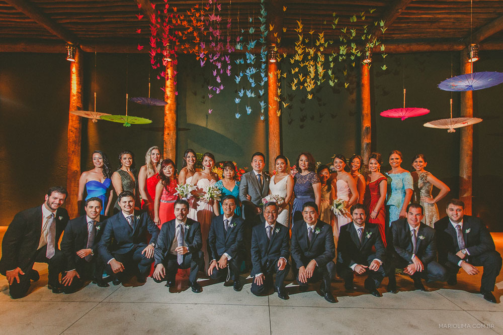 Fotografia de noivos e familiares em cerimônia de casamento no Espaço Gardens