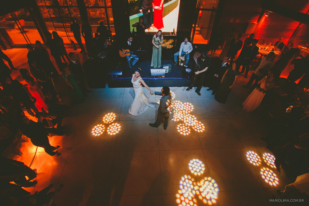 First Dance dos noivos em festa de casamento no Espaço Gardens