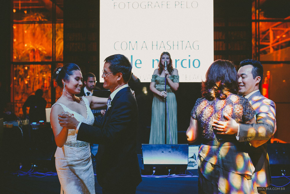 Noiva dançando com o pai em festa de casamento no Espaço Gardens