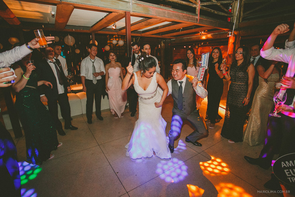 Noivos dançando em festa de casamento no Espaço Gardens