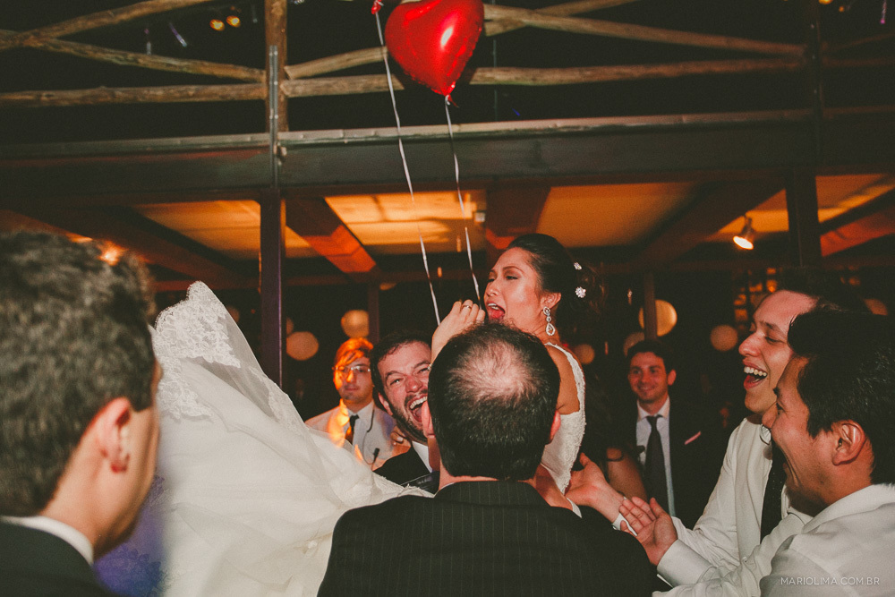 Noiva segurando bexiga de coração em festa de casamento no Espaço Gardens