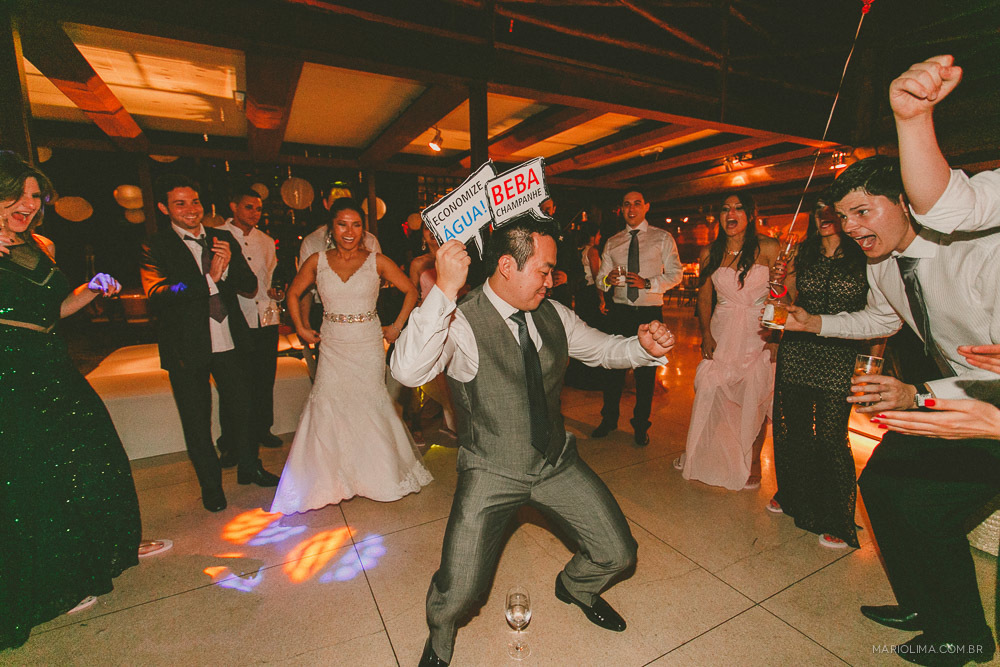 Noivo dançando em festa de casamento no Espaço Gardens