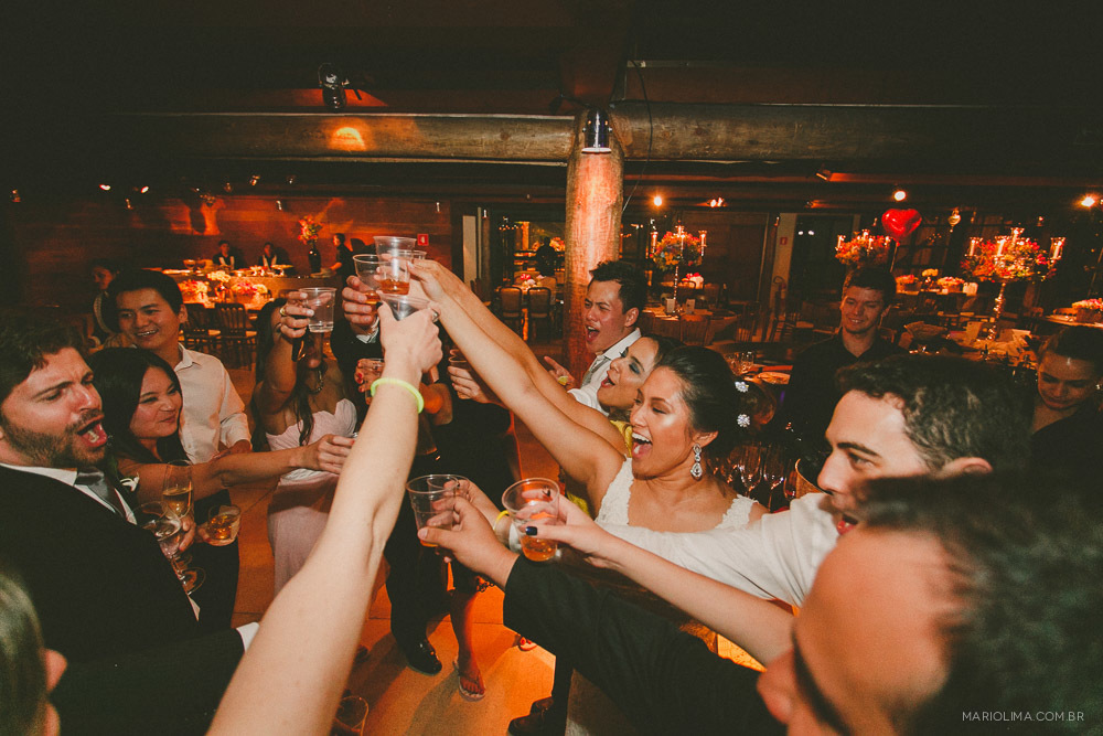 Noivos brindando com convidados em festa de casamento no Espaço Gardens