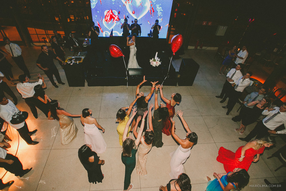 Noiva jogando bouquet em festa de casamento no Espaço Gardens