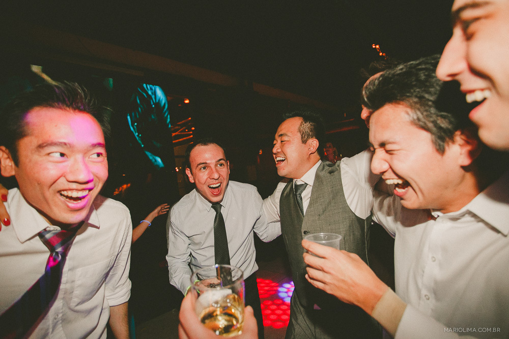 Noivo bebendo com os padrinhos em festa de casamento no Espaço Gardens