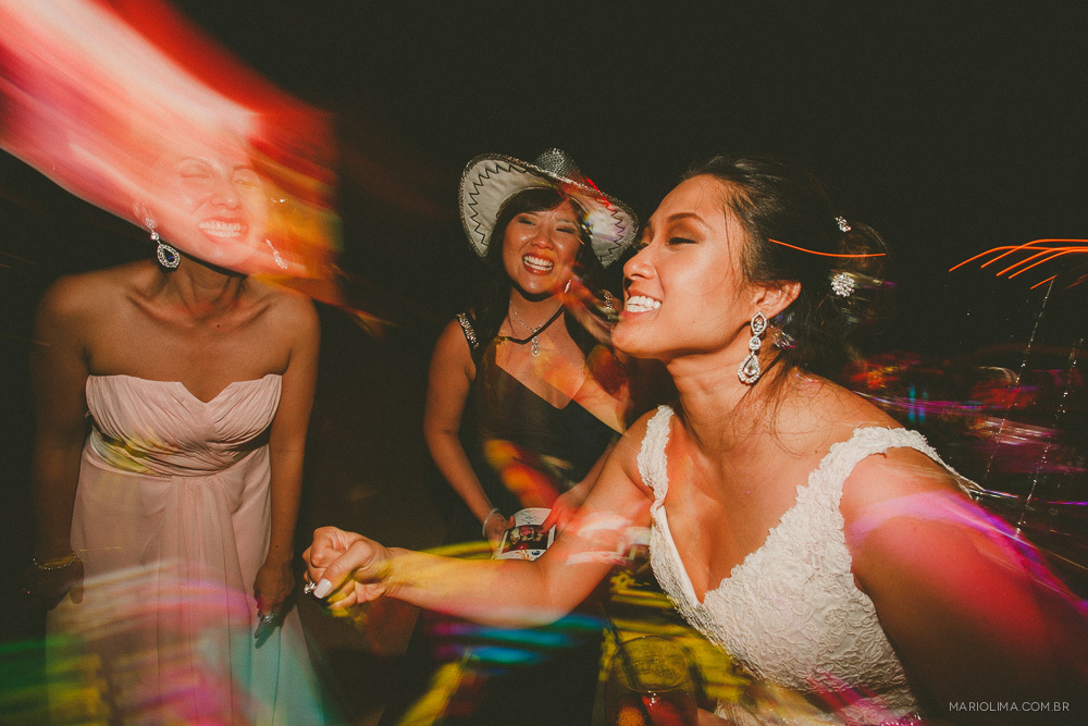 Noiva dançando com as madrinhas em festa de casamento no Espaço Gardens