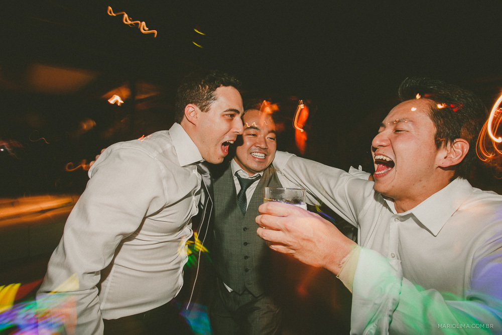 Noivo dançando com os padrinhos em festa de casamento no Espaço Gardens