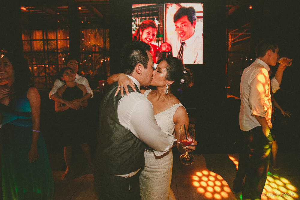 Beijo dos noivos em festa de casamento no Espaço Gardens