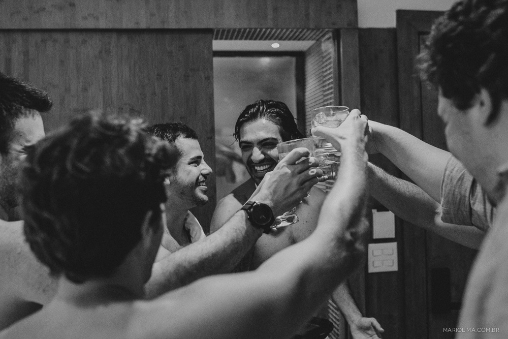 Fotografia de noivos brindando no making of