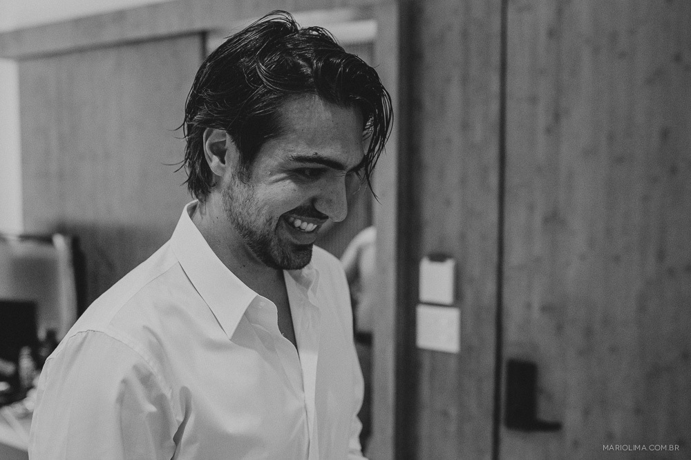 Retrato de noivo sorrindo no making of