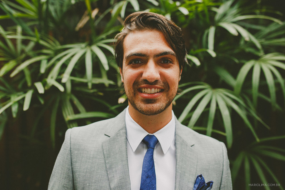 Fotografia de noivo sorrindo