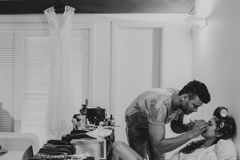 Fotografia de noiva sendo maquiada por Erick Santos