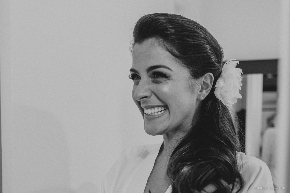 Fotografia de noiva sorrindo no making of