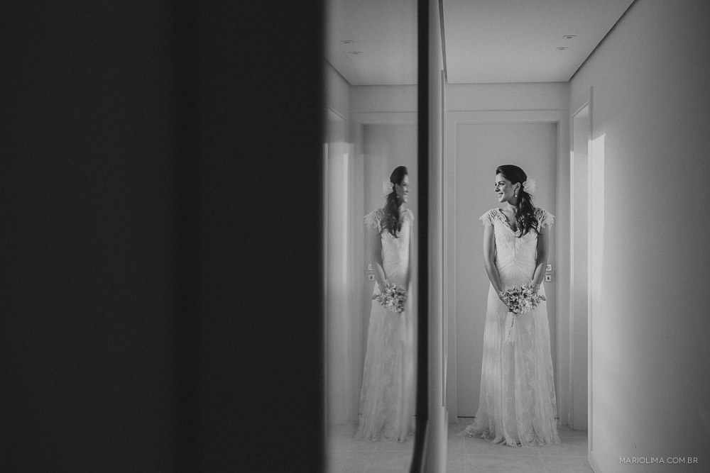 Fotografia de noiva se olhando no espelho