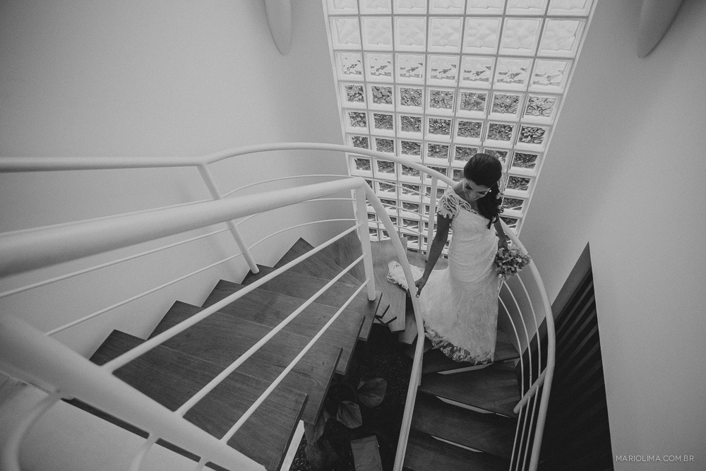 Retrato de noiva descendo as escadas