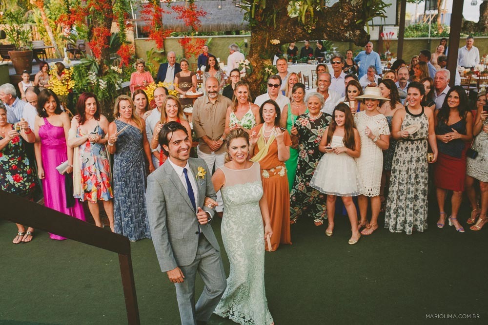 Noivo entrando com a mãe em cerimônia de casamento no Juquehy