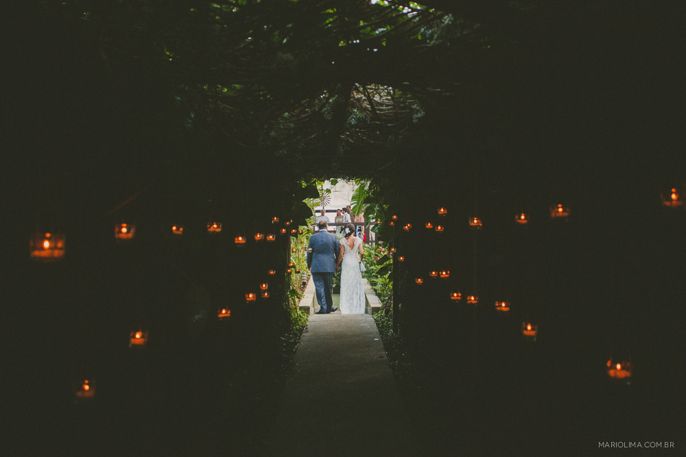 Noiva entrando com o pai em cerimônia de casamento no Juquehy