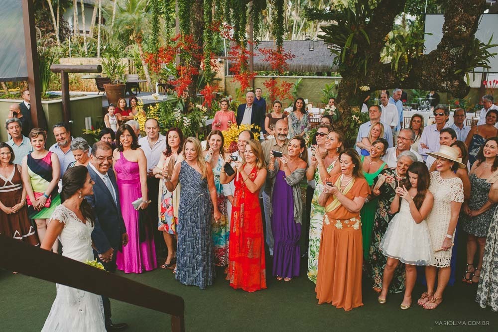 Convidados emocionados com a entrada da noiva em cerimônia de casamento no Juquehy