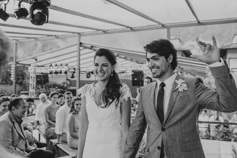 Noivo acenando em cerimônia de casamento no Juquehy