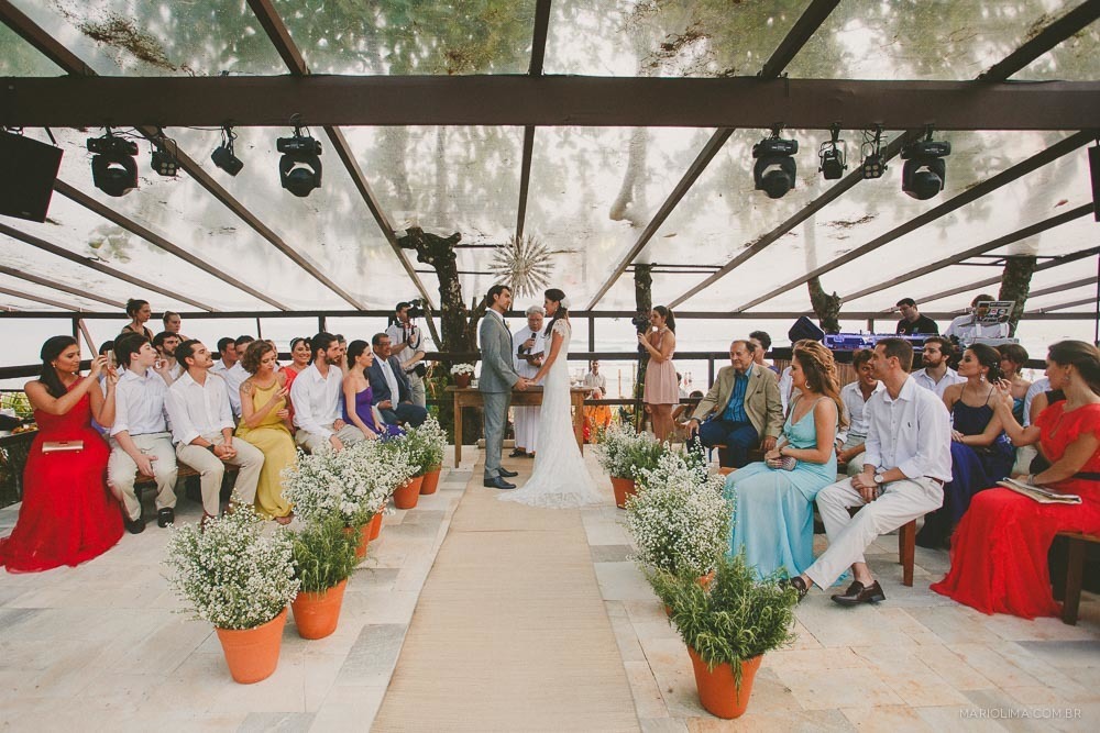 Noivos de mãos dadas em cerimônia de casamento no Juquehy