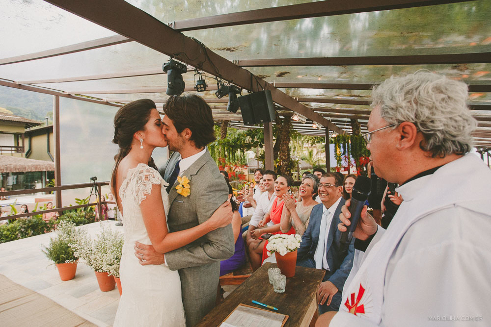 Beijo dos noivos em cerimônia de casamento no Juquehy