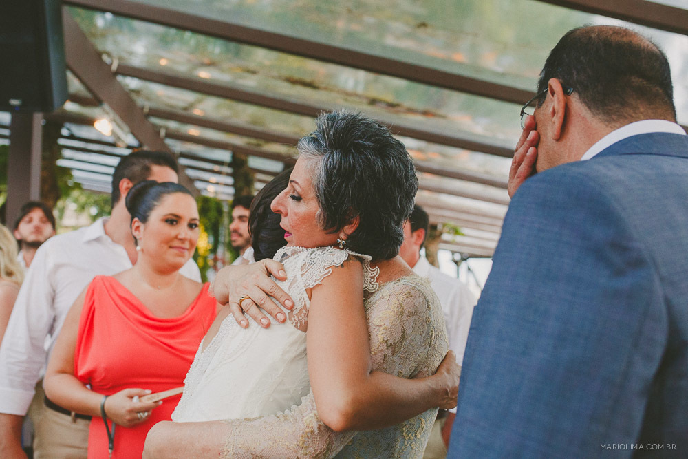 Noiva cumprimentando os pais em cerimônia de casamento no Juquehy