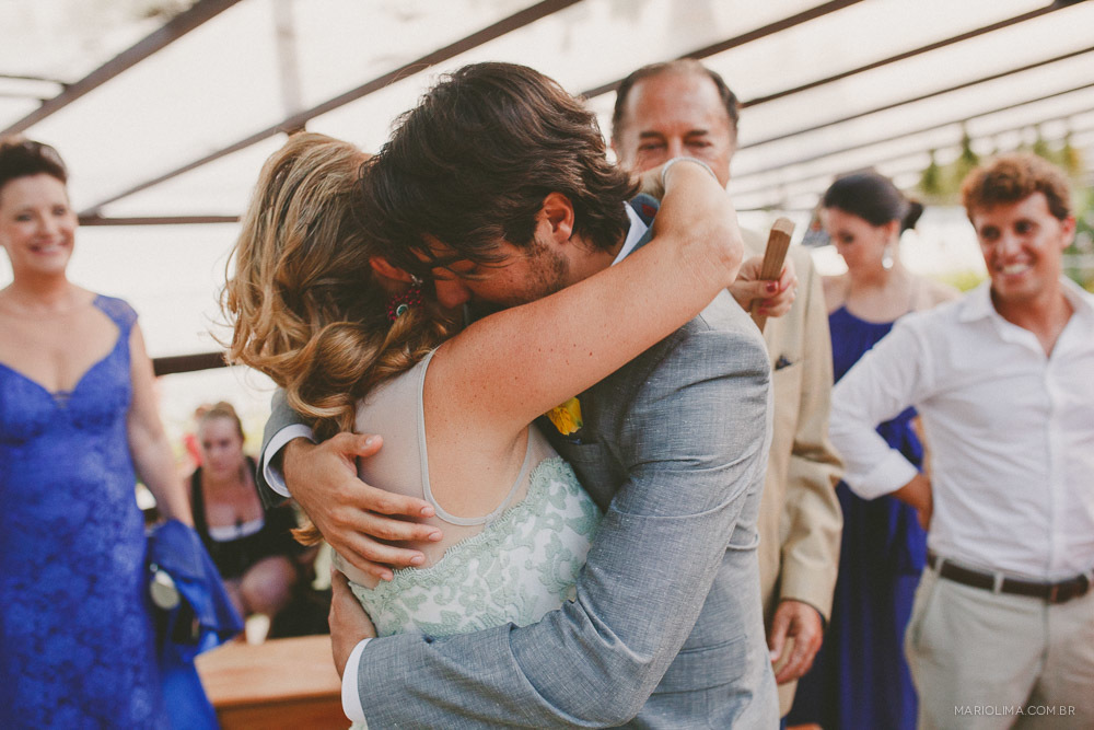 Noivo cumprimentando a irmã em cerimônia de casamento no Juquehy
