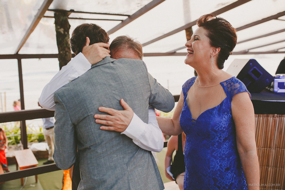 Noivo cumprimentando os pais em cerimônia de casamento no Juquehy