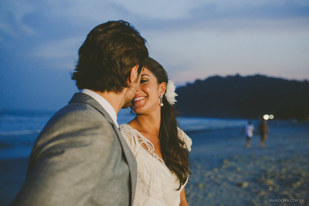 Fotografia de noivos na praia no Juquehy