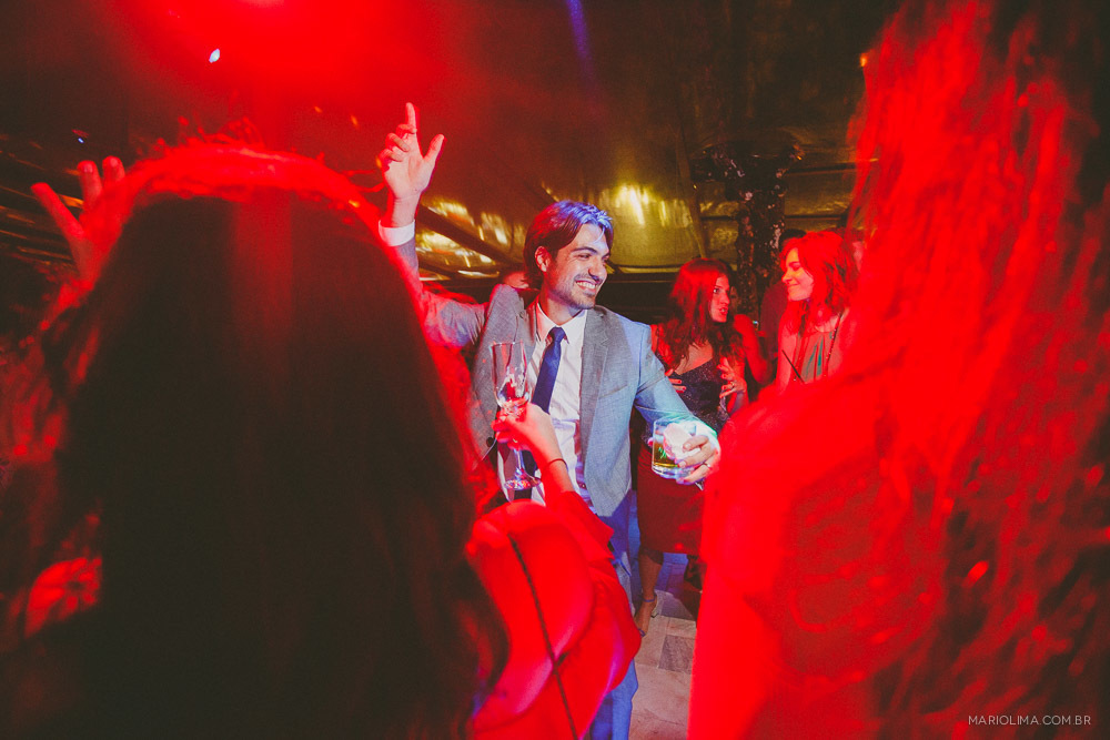 Noivo dançando em festa de casamento