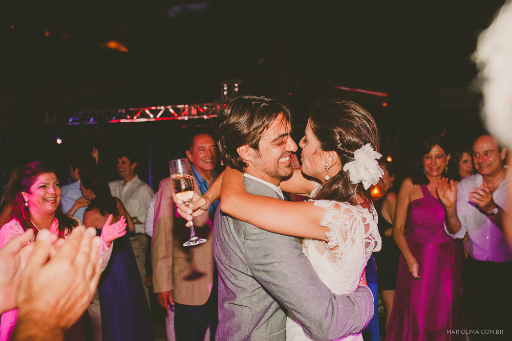 Fotografia de noivos dançando em festa de casamento na praia do Juquehy