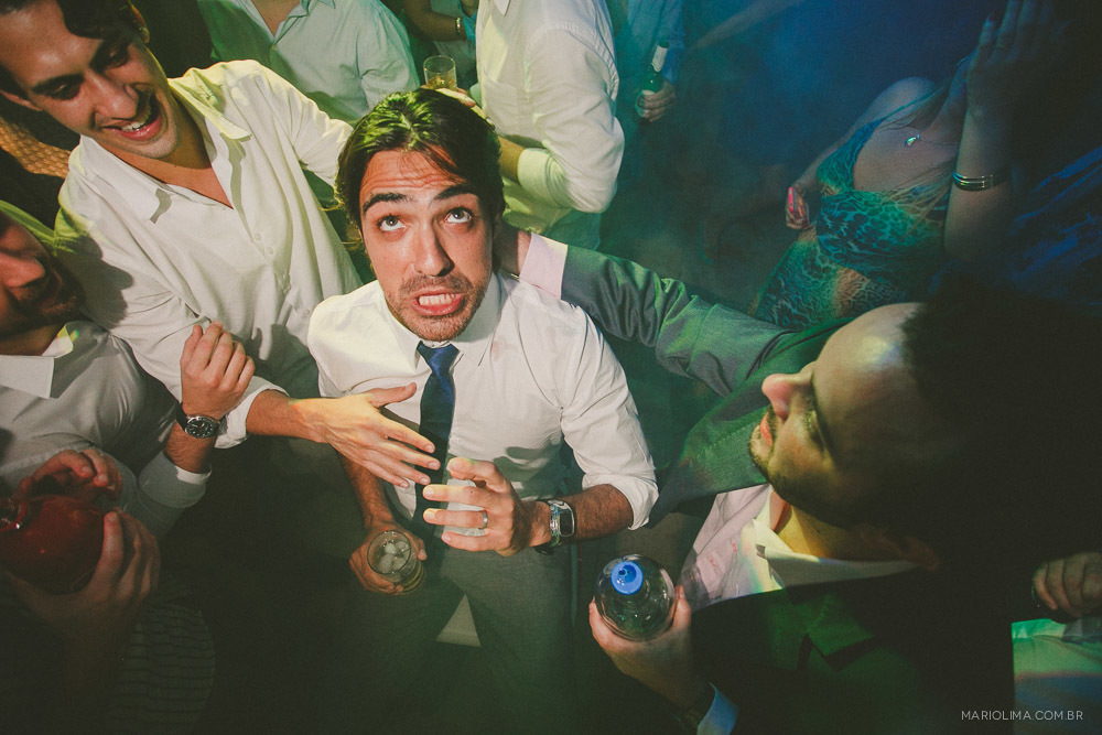 Noivo bebendo com os amigos em festa de casamento