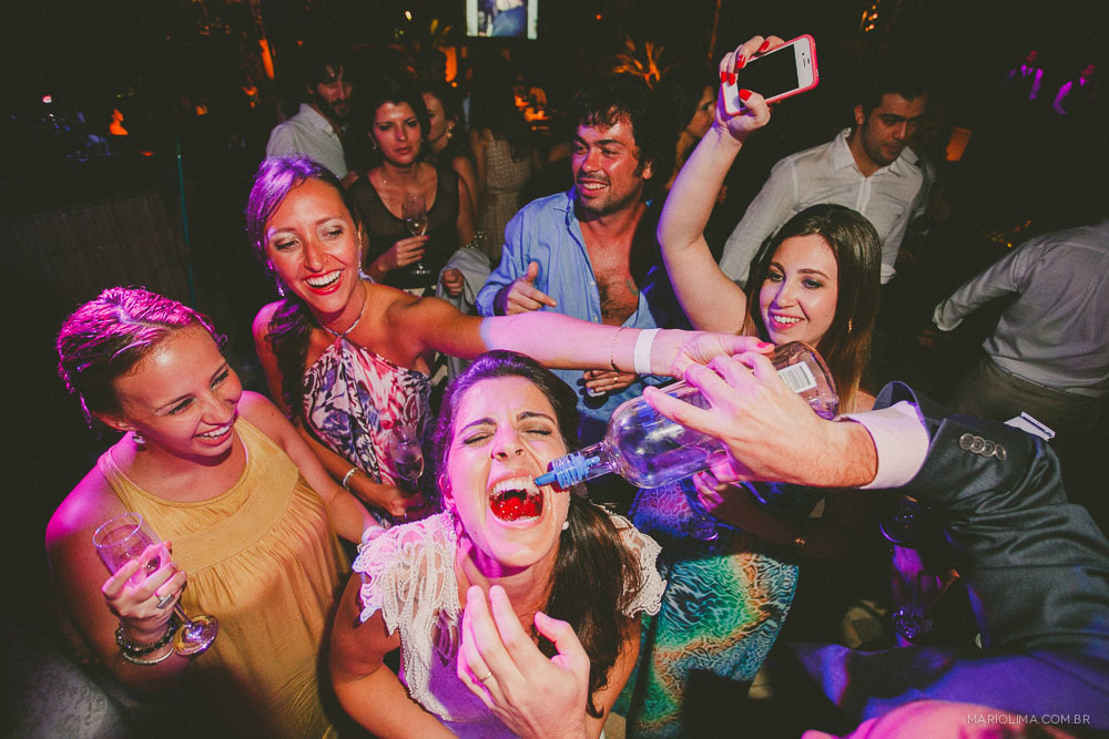 Noiva bebendo com as amigas em festa de casamento no Juquehy