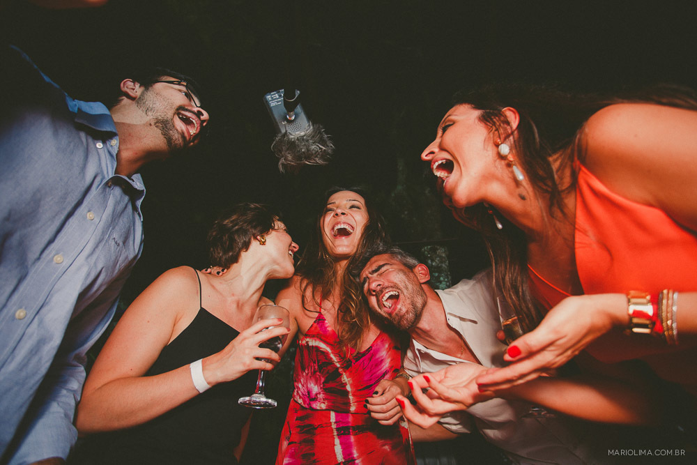 Convidados dando risada em festa de casamento no Juquehy