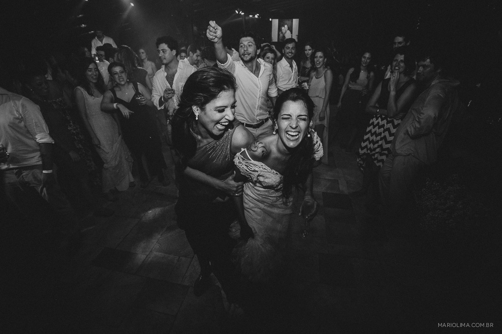 Noiva dançando com madrinha em festa de casamento no Juquehy