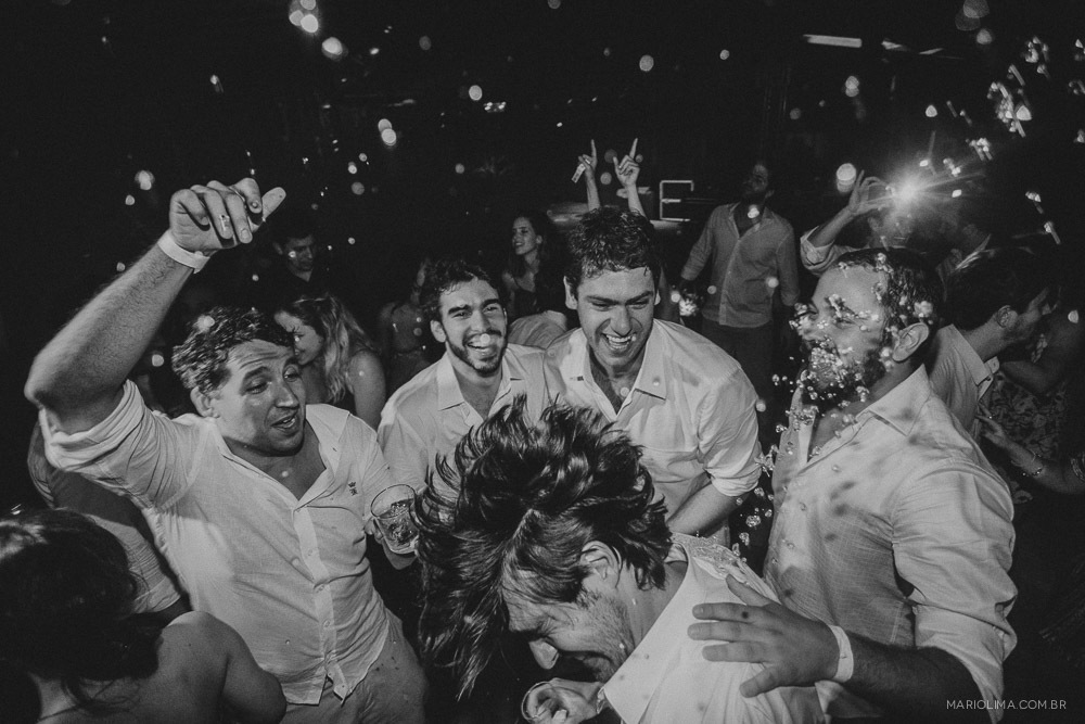 Padrinhos brincando em festa de casamento