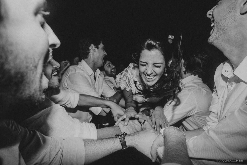 Padrinhos pegando a noiva no colo em festa de casamento 