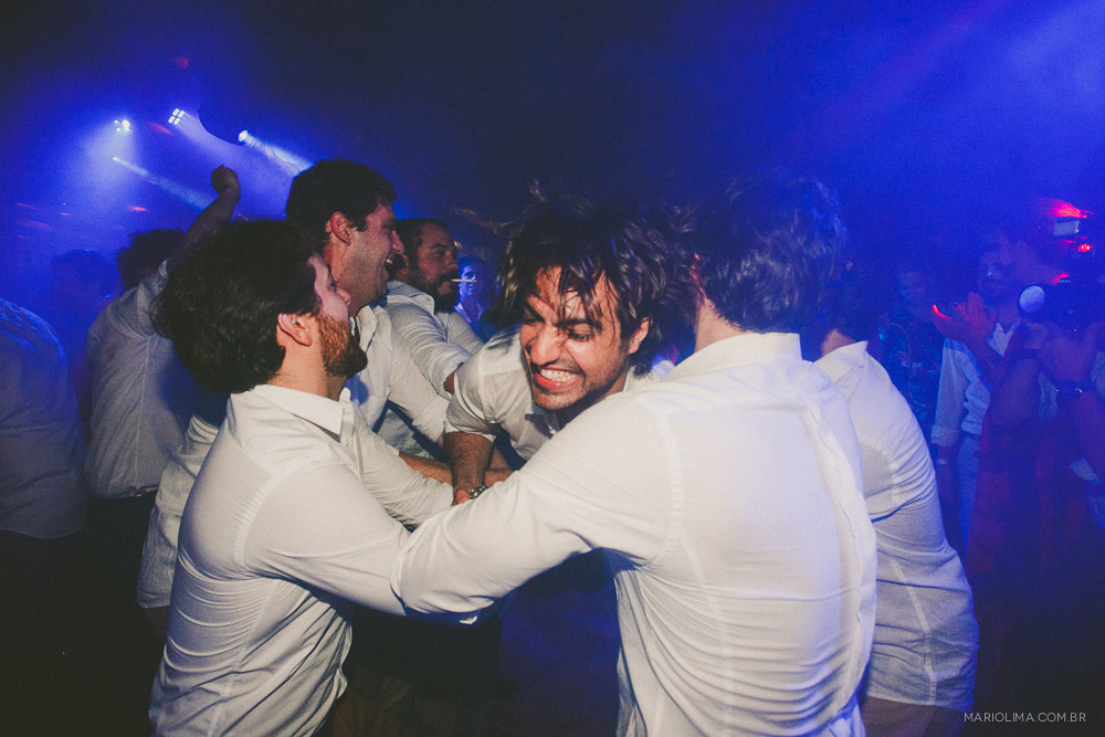 Padrinhos com noivo em festa de casamento