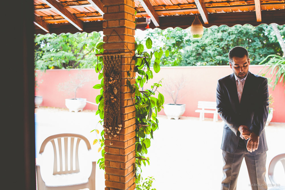 Retrato de noivo abotoando terno