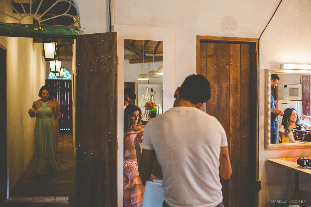 Erick Santos maquiando as madrinhas 