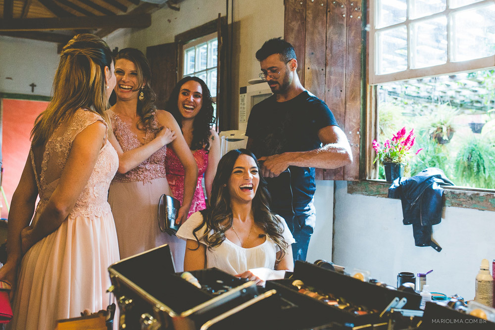 Erick Santos arrumando o cabelo da noiva