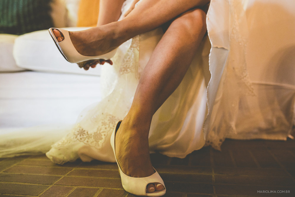 Fotografia de noiva colocando o sapato