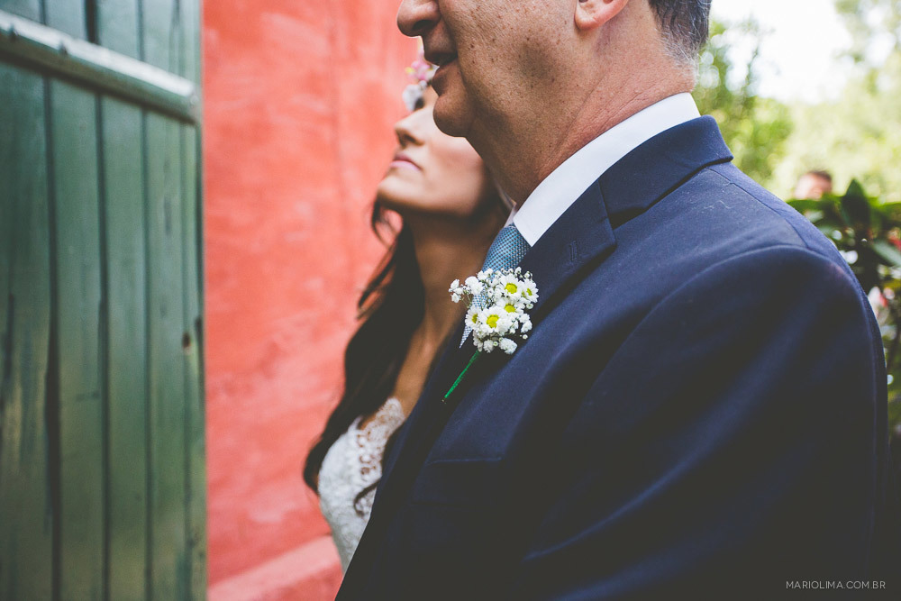 Noiva esperando para entrar com o pai em cerimônia de casamento na Fazenda das Cabras
